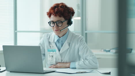Ärztin-Gibt-Online-Beratung-Per-Webanruf-Auf-Dem-Laptop
